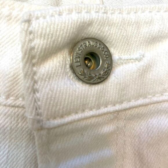 Levi’s Crisp White Demi Curve Jeans - Picture 5 of 10